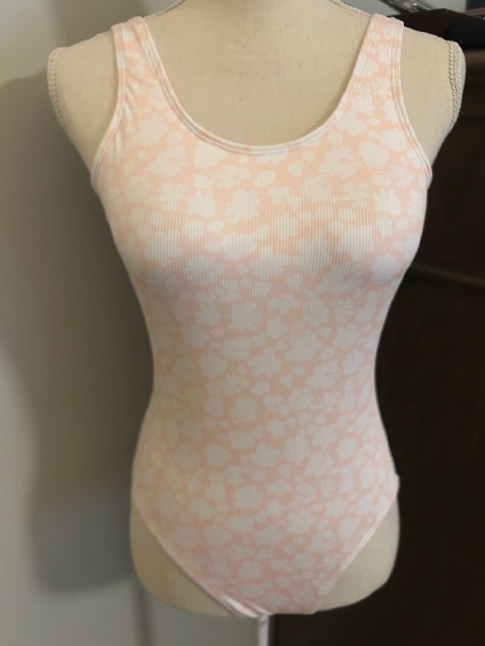 Sleeveless Ribbed Floral-Print Swimsuit in Soft Peach and White